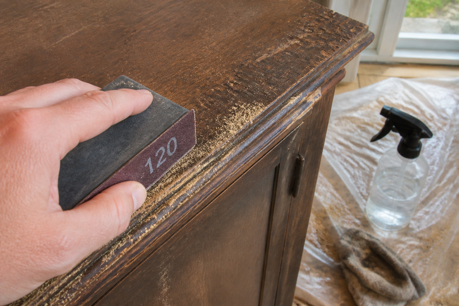 Comment poncer un meuble avant de le repeindre