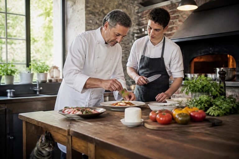 découvrez comment le geste précis fait son grand retour dans les cuisines françaises, alliant habilement tradition culinaire et innovation moderne pour sublimer chaque plat.
