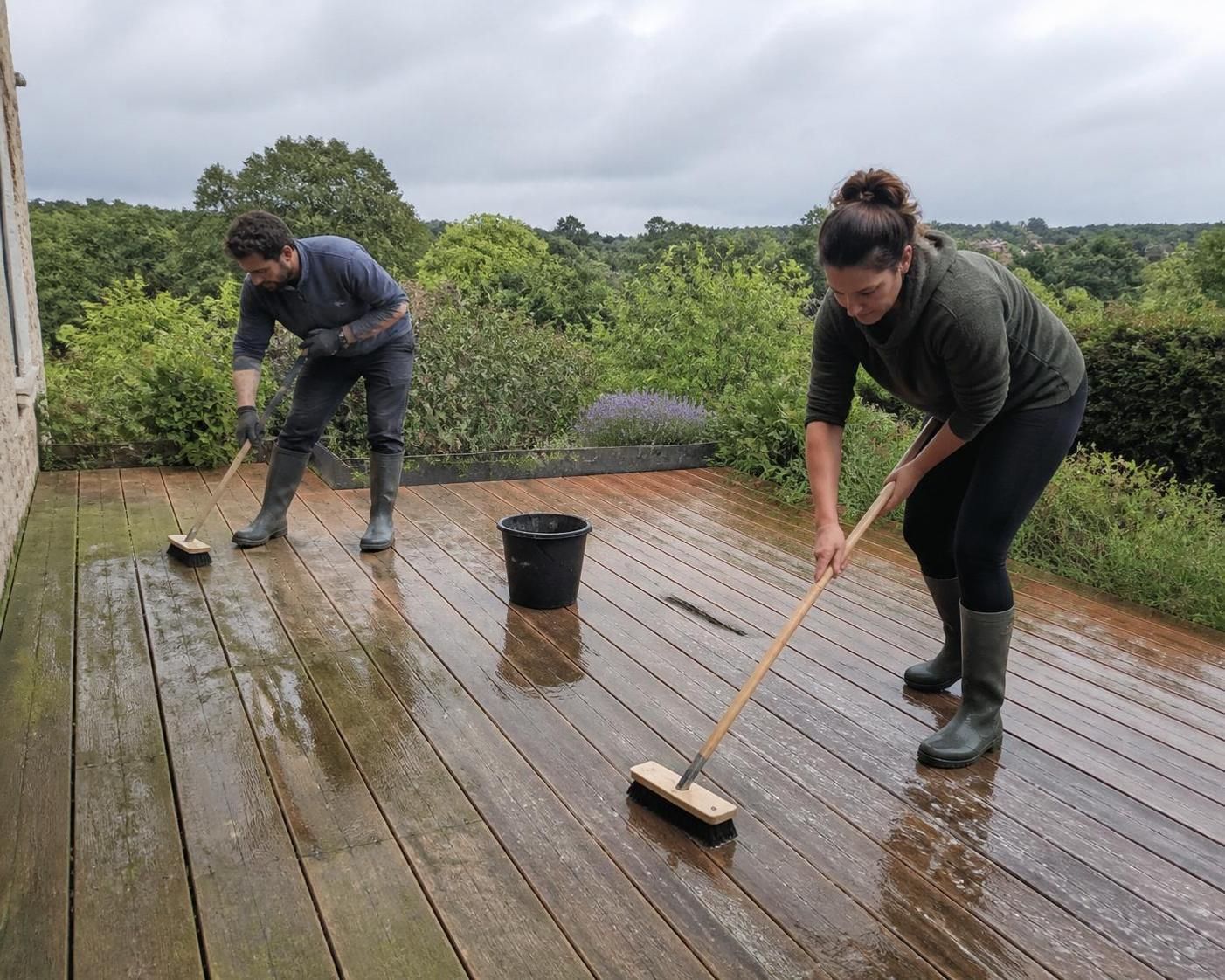 découvrez les meilleures astuces pour entretenir et nettoyer efficacement votre terrasse en bois, prolonger sa durée de vie et lui redonner tout son éclat.
