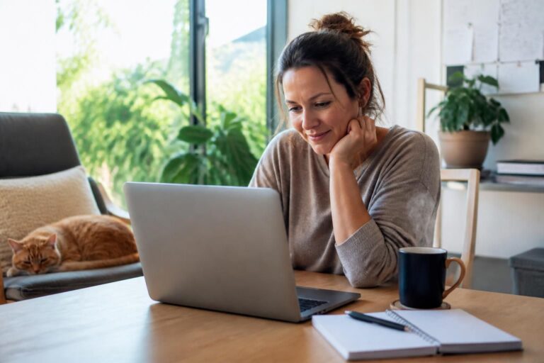 découvrez comment réussir votre reconversion professionnelle grâce à une formation en ligne, en acquérant de nouvelles compétences adaptées à vos ambitions.
