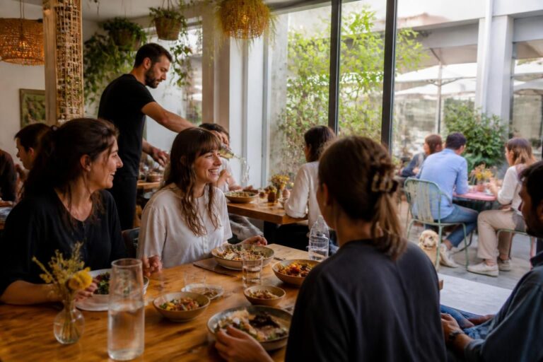 découvrez fellows, le restaurant végétarien incontournable du 10ᵉ arrondissement de paris, offrant une cuisine saine et savoureuse dans un cadre convivial.