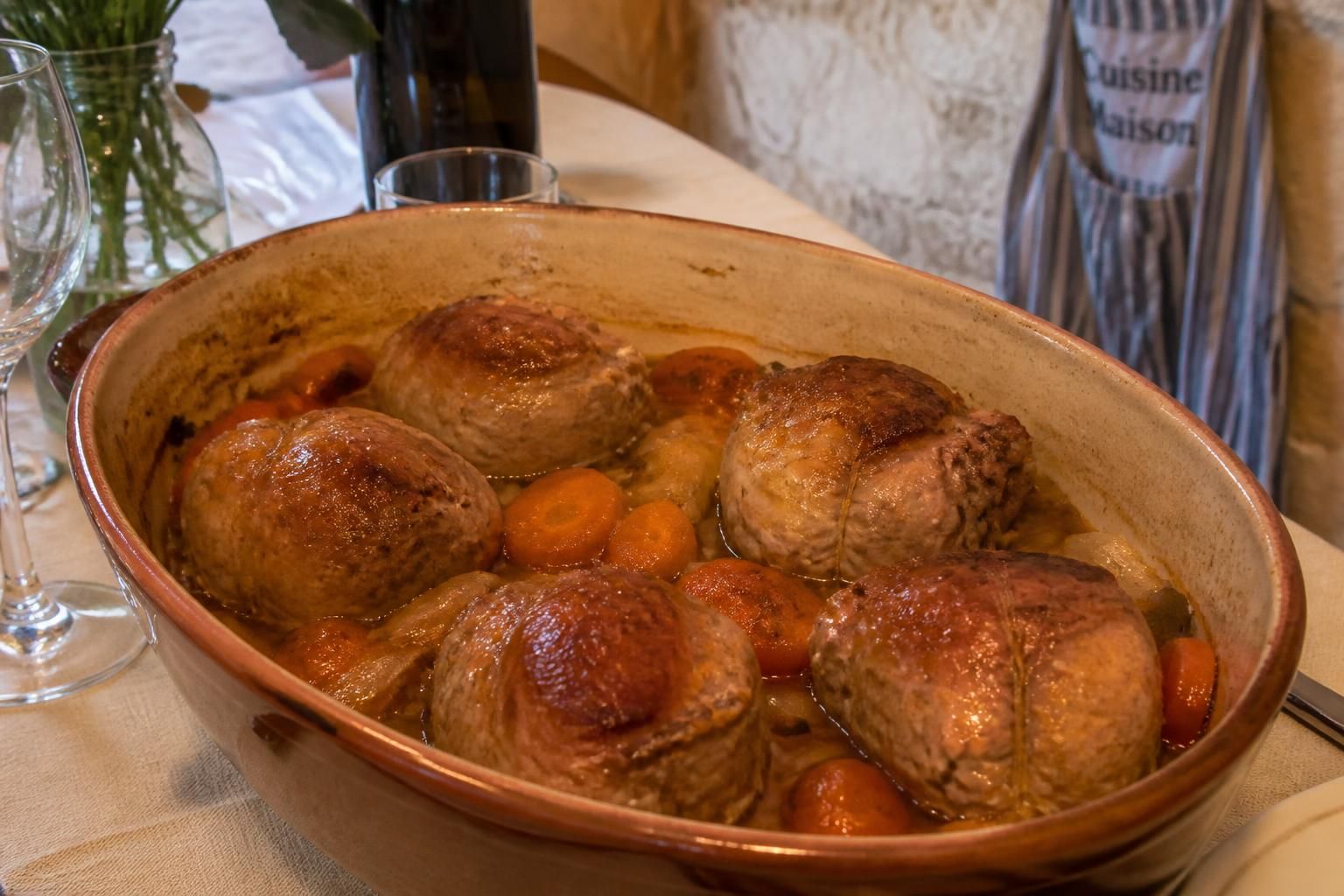 découvrez une recette facile et rapide pour préparer des paupiettes de porc moelleuses au four, parfaites pour un repas savoureux et réconfortant.