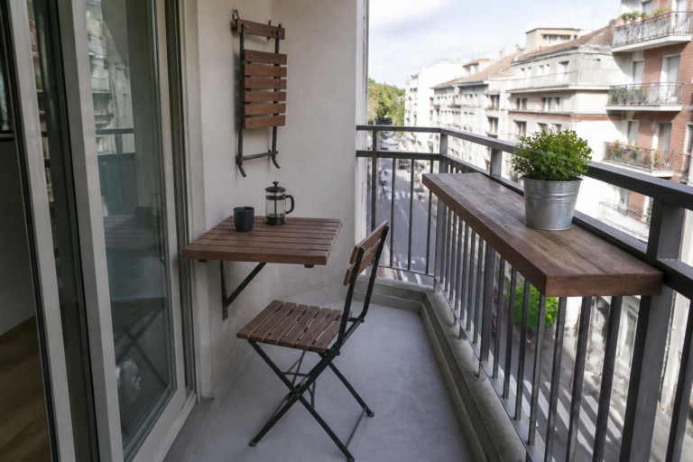 Comment aménager un petit balcon agréable et pratique