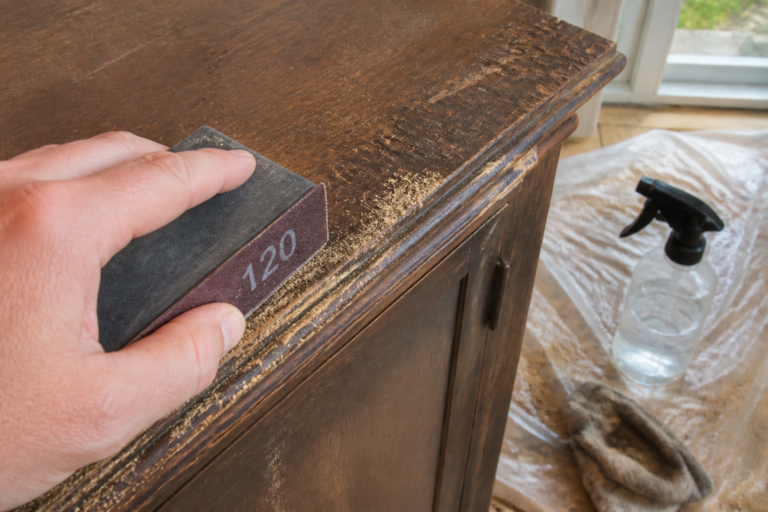 Comment poncer un meuble avant de le repeindre