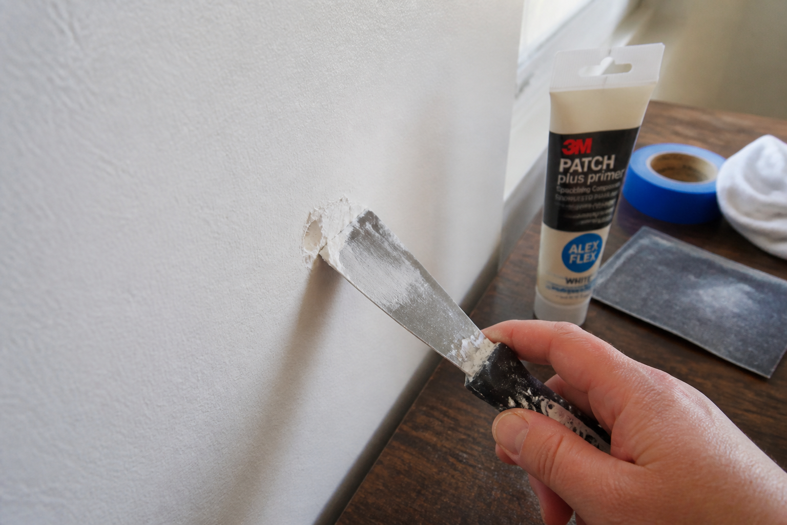 Comment reboucher un trou dans un mur proprement