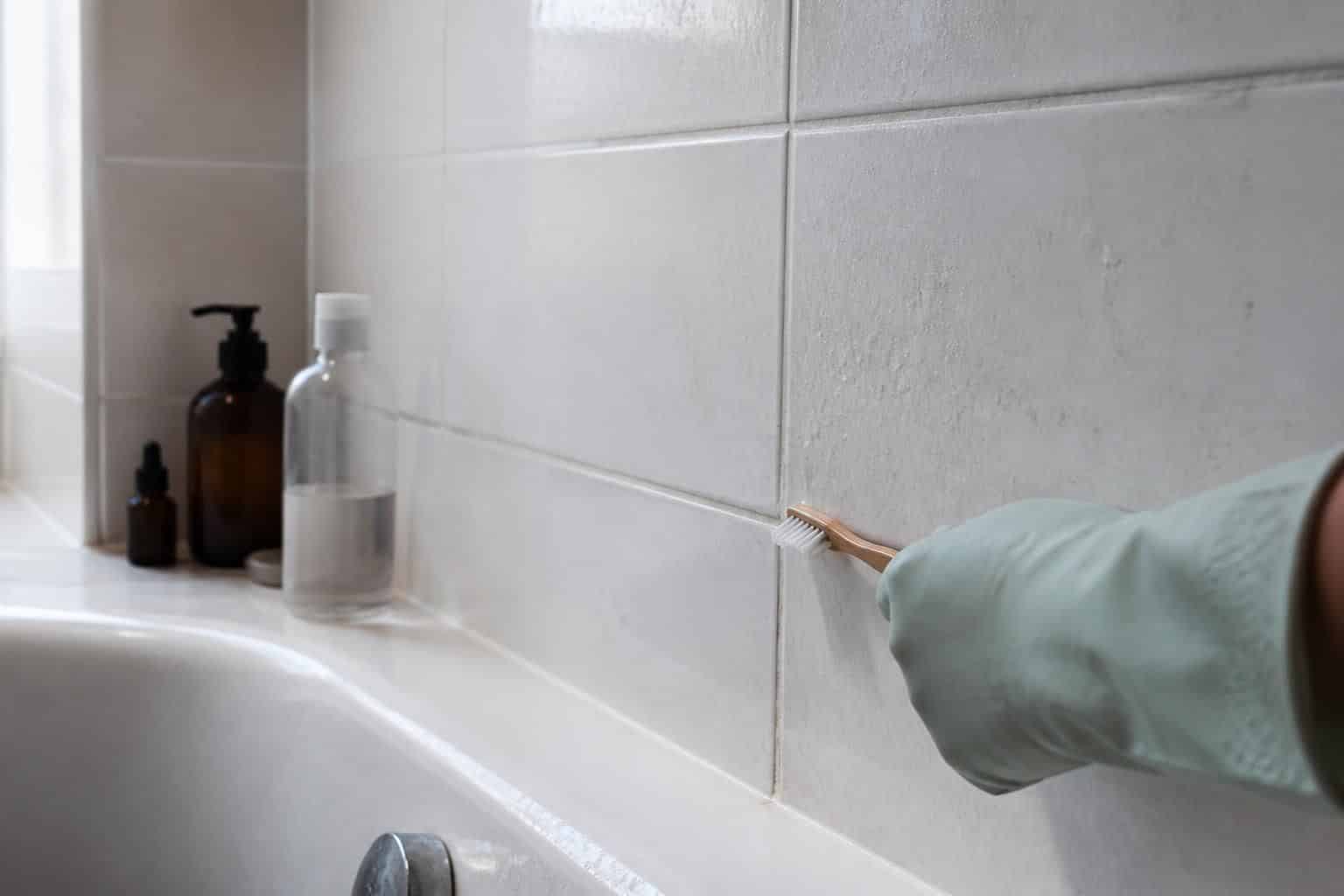 découvrez des astuces simples et efficaces pour nettoyer les joints de votre salle de bain sans effort et retrouver des surfaces propres et éclatantes facilement.