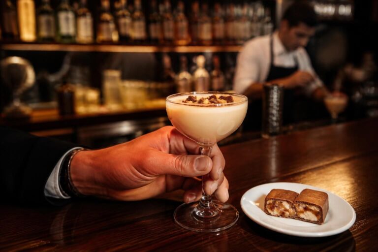 découvrez ma version bistronomique revisitée du cocktail au bonbon snickers, une alliance gourmande et originale pour une expérience gustative unique.